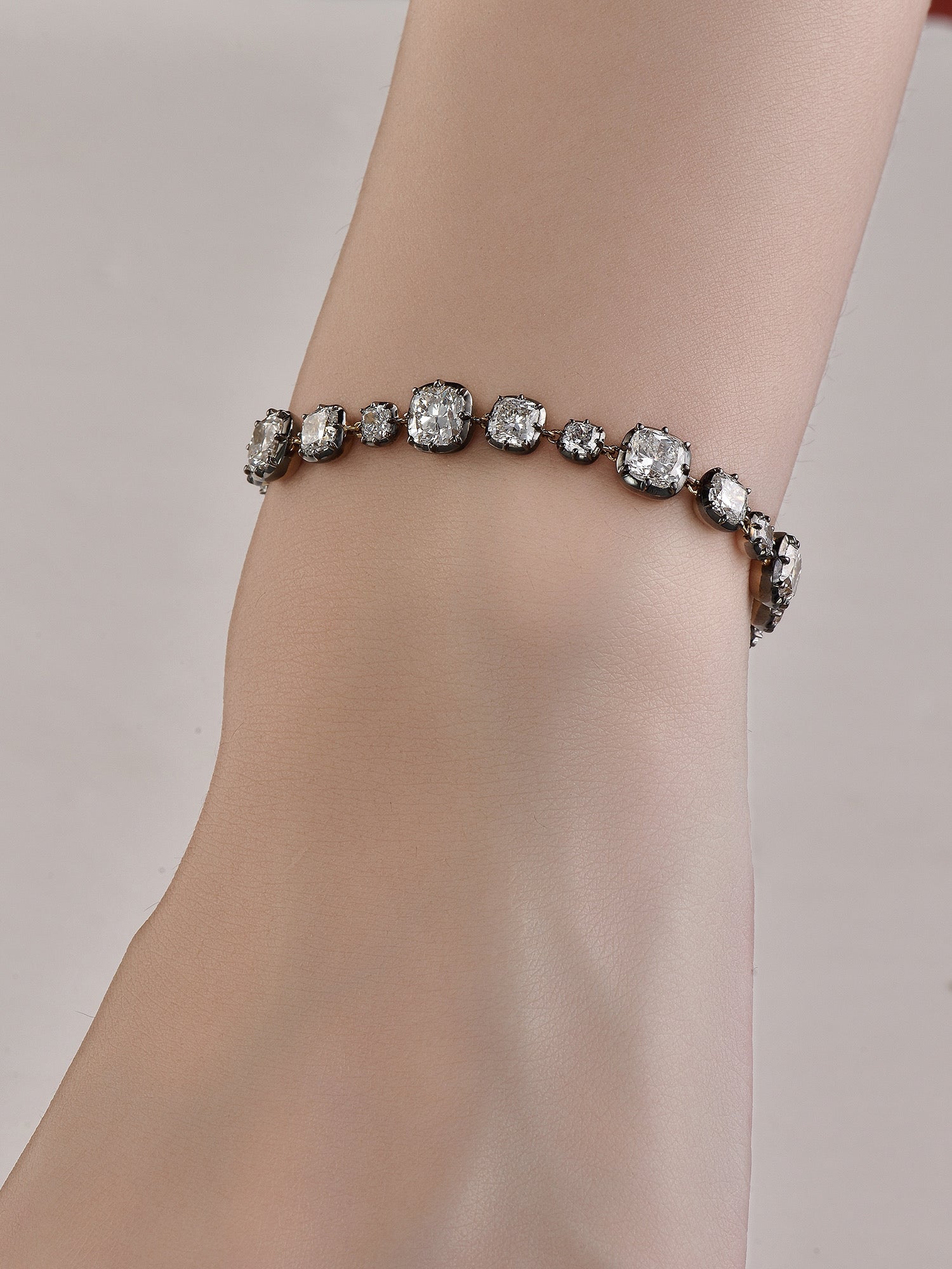 クッションシェイプ ブラックゴールドブレスレット