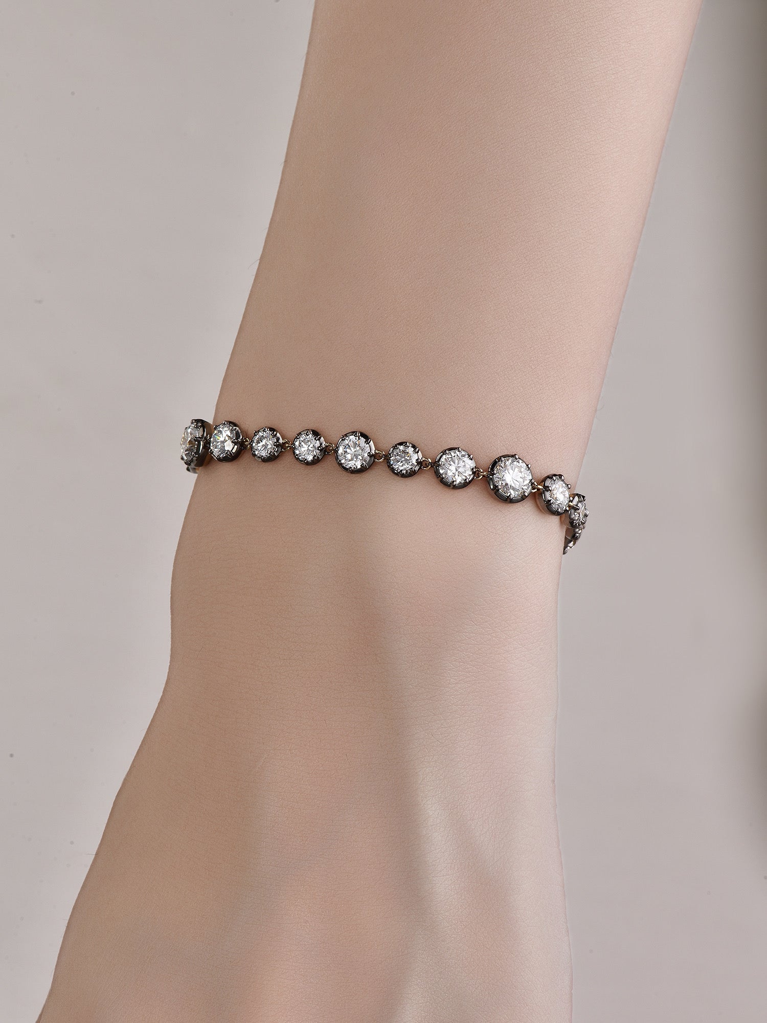 ラウンドシェイプ ブラックゴールドブレスレット